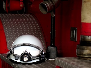 ポンプ車に置かれている防災ヘルメット